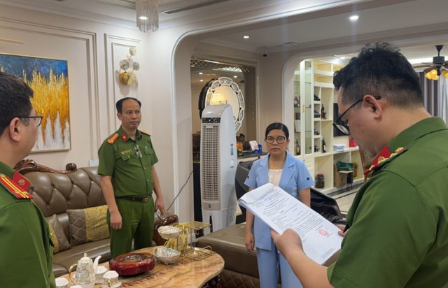Cơ quan công an công bố các thủ tục tố tụng với đối tượng Nguyễn Thị Khuyên, Tổng giám đốc Công ty Tâm Lộc Phát. Ảnh: An ninh Thủ Đô