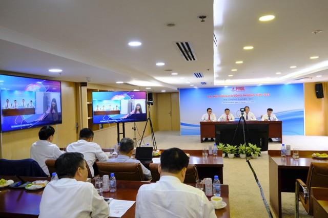 Cổ đông tham gia Đại hội theo hình thức trực tuyến đặt câu hỏi với Ban lãnh đạo Cổ đông tham gia Đại hội theo hình thức trực tuyến đặt câu hỏi với Ban lãnh đạo