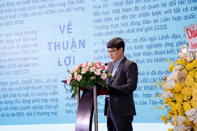 Ông Nguyễn Quang Tín – Tổng giám đốc Tập đoàn DIC trình bày báo cáo hoạt động sản xuất kinh doanh năm 2023 và kế hoạch sản xuất kinh doanh năm 2024.