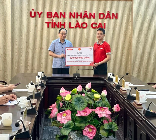 Ông Ngô Việt Phương – Phó tổng giám đốc Kinh doanh (áo đỏ) trao biểu trưng số tiền tài trợ cho Ông Lý Văn Hải, Ủy viên Ban Thường vụ Tỉnh ủy, Chủ tịch Ủy ban MTTQVN Tỉnh Lào Cai