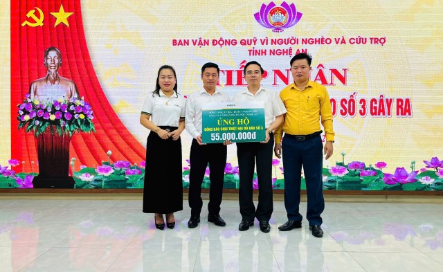 Công ty cổ phần Bia Hà Nội - Nghệ An ủng hộ đồng bào thông qua Uỷ ban Mặt trận tổ quốc Việt Nam - tỉnh Nghệ An