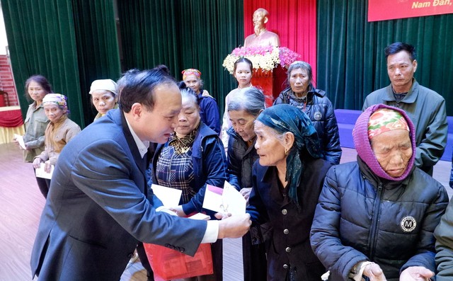 Ông Vương Hồng Thái trao quà cho bà con