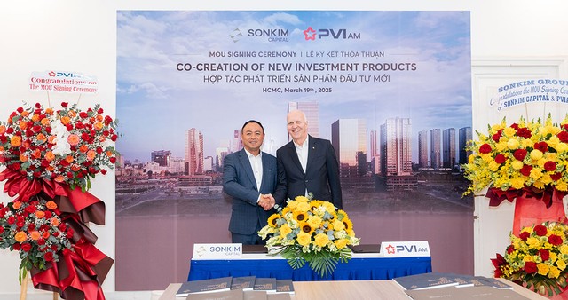 Ông Nguyễn Hoàng Tuấn - Chủ tịch SonKim Group (trái) và ông Jens Holger Wohlthat – Chủ tịch HĐQT PVI Holdings tại lễ ký kết
