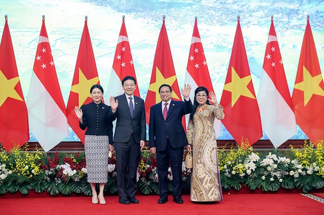 Thủ tướng Chính phủ Phạm Minh Chính và Phu nhân chụp ảnh cùng Thủ tướng Lawrence Wong và Phu nhân.