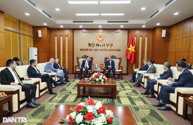 Thứ trưởng Bộ nội vụ Vũ Chiến Thắng tiếp Bộ trưởng Bộ Lao động Nhà nước Israel Yoav Ben Tzur. Nguồn: dantri.com Thứ trưởng Bộ nội vụ Vũ Chiến Thắng tiếp Bộ trưởng Bộ Lao động Nhà nước Israel Yoav Ben Tzur. Nguồn: dantri.com