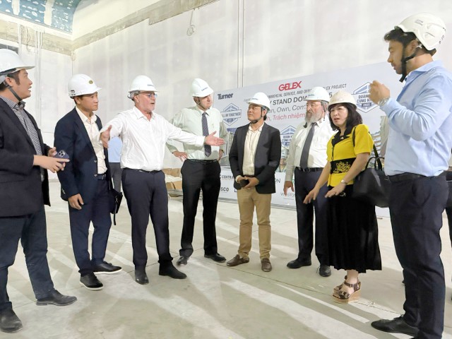 Bộ trưởng cùng đoàn đại biểu thăm công trình Central đang thi công tại Hà nội - Khách Sạn 6 Sao Fairmont Hanoi. Bộ trưởng cùng đoàn đại biểu thăm công trình Central đang thi công tại Hà nội - Khách Sạn 6 Sao Fairmont Hanoi.