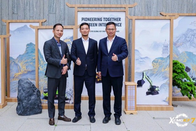 Ông Nguyễn Mạnh Hải (ở giữa) cùng lãnh đạo Tập đoàn 911 thăm và làm việc với lãnh đạo Tập đoàn XCMG tại Trung Quốc để thúc đẩy hợp tác giữa hai bên.