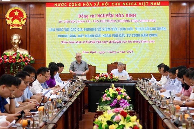 Thứ trưởng Bộ Tài chính Đỗ Thành Trung (đứng) tham gia Tổ công tác làm việc với các tỉnh miền Trung nhằm kiểm tra, đôn đốc, tháo gỡ khó khăn, vướng mắc, đẩy nhanh tiến độ giải ngân vốn đầu tư công năm 2025. (Ảnh: Thanh Chung)