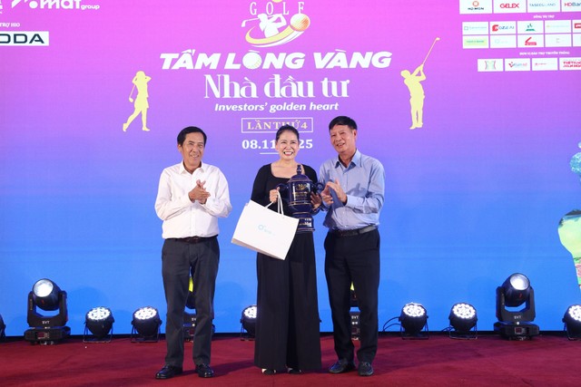 Niềm vui giành cup vô địch của 2 golfer ở giải nam và nữ.