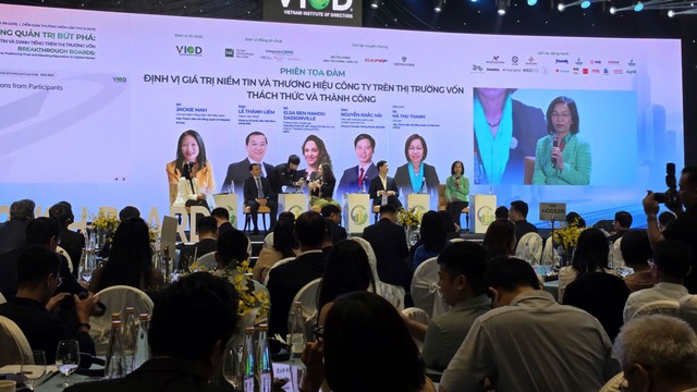 Các diễn giả trao đổi tại hội nghị.