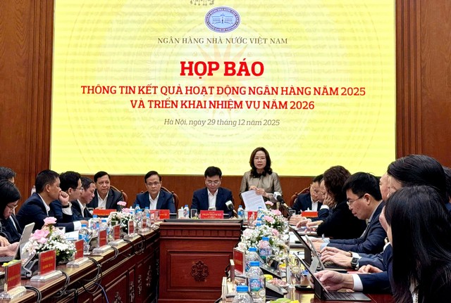 Bà Hà Thu Giang, Vụ trưởng Vụ Tín dụng các ngành kinh tế phát biểu tại Họp báo.