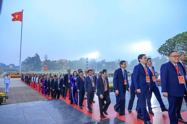 Các đại biểu vào Lăng viếng Chủ tịch Hồ Chí Minh. Ảnh: An Thư