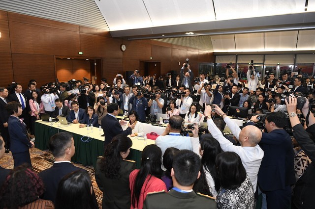 Thủ tướng trao đổi với các phóng viên báo chí tại Trung tâm Báo chí Đại hội - Ảnh: NY.