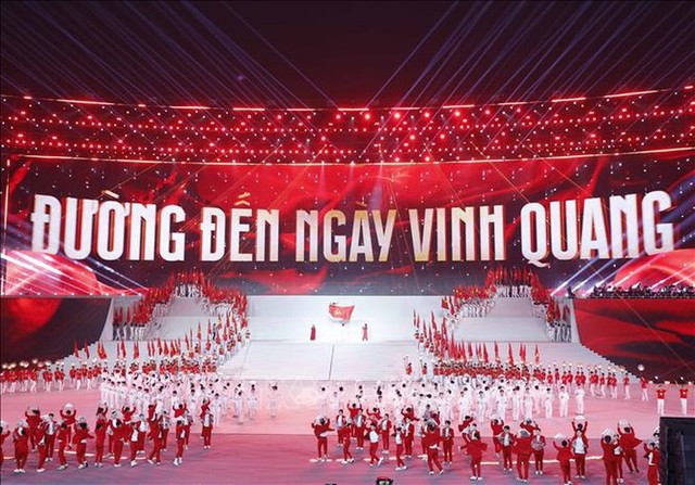 Chương trình nghệ thuật đặc biệt "Dưới lá cờ vẻ vang của Đảng” do Thành uỷ, Hội đồng nhân dân, Uỷ ban Mặt trận Tổ quốc Việt Nam Thành phố Hà Nội tổ chức - Ảnh: TTXVN Chương trình nghệ thuật đặc biệt "Dưới lá cờ vẻ vang của Đảng” do Thành uỷ, Hội đồng nhân dân, Uỷ ban Mặt trận Tổ quốc Việt Nam Thành phố Hà Nội tổ chức - Ảnh: TTXVN