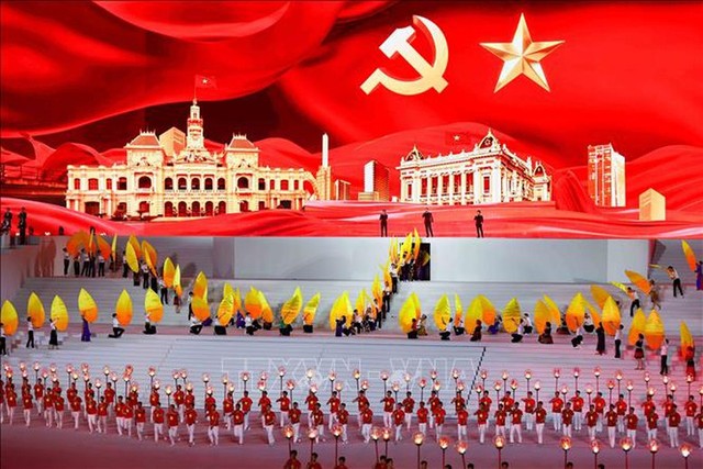 Chương trình “Dưới lá cờ vẻ vang của Đảng” là điểm nhấn đặc biệt, giàu ý nghĩa chính trị - văn hóa - nghệ thuật, thể hiện niềm tin son sắt của toàn Đảng, toàn dân, toàn quân đối với sự lãnh đạo của Đảng Cộng sản Việt Nam, quyết tâm đoàn kết một lòng thực hiện thắng lợi Nghị quyết Đại hội XIV - Ảnh: TTXVN Chương trình “Dưới lá cờ vẻ vang của Đảng” là điểm nhấn đặc biệt, giàu ý nghĩa chính trị - văn hóa - nghệ thuật, thể hiện niềm tin son sắt của toàn Đảng, toàn dân, toàn quân đối với sự lãnh đạo của Đảng Cộng sản Việt Nam, quyết tâm đoàn kết một lòng thực hiện thắng lợi Nghị quyết Đại hội XIV - Ảnh: TTXVN