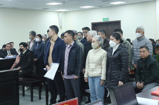 Các bị cáo bị đưa ra xét xử trong phiên tòa sơ thẩm.