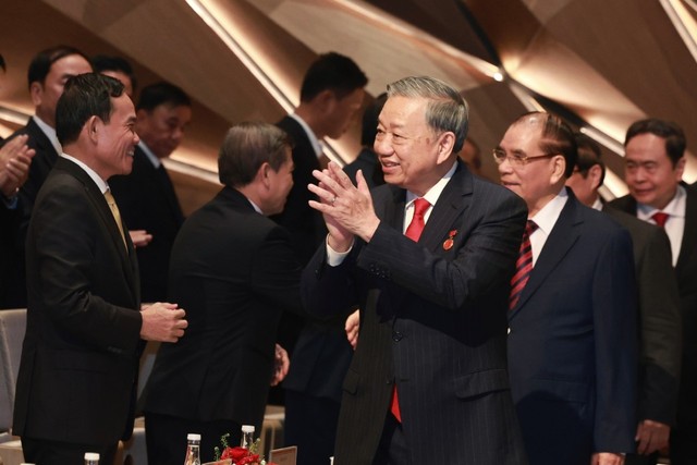 Tổng Bí thư Tô Lâm cùng các lãnh đạo, nguyên lãnh đạo Đảng, Nhà nước đến dự lễ tuyên dương 96 Bí thư chi bộ xuất sắc và trao Giải Búa Liềm Vàng lần thứ X. Ảnh: Lao động.