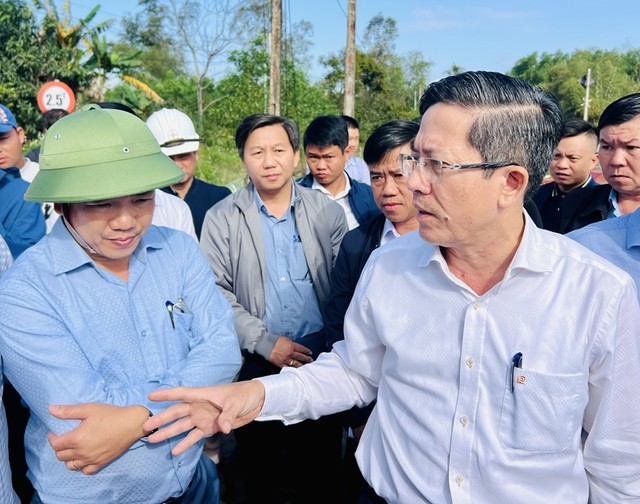 Phó chủ tịch UBND TP Đà Nẵng Trần Nam Hưng (áo trắng) kiểm tra, đốc thúc tiến độ thực hiện dự án.