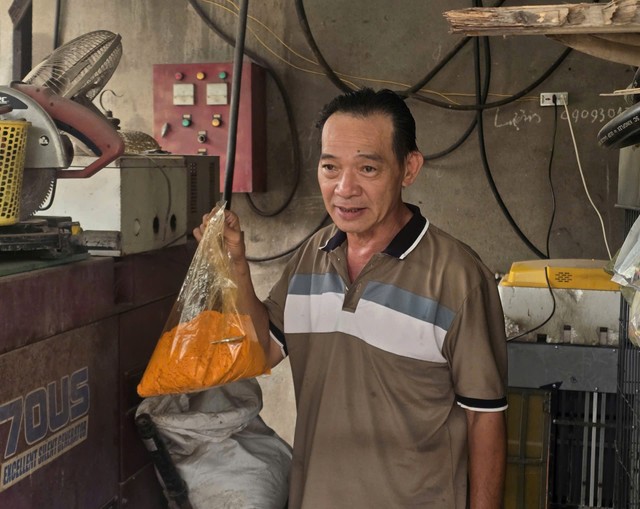 Phẩm màu để pha vào tạo màu sắc như xăng thật