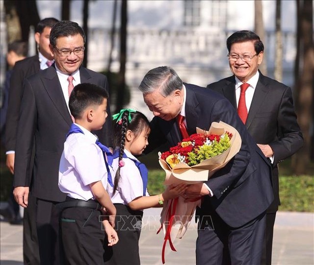 Thiếu nhi Lào tặng hoa, chào mừng Tổng Bí thư Tô Lâm thăm cấp Nhà nước tới CHDCND Lào - Ảnh: TTXVN