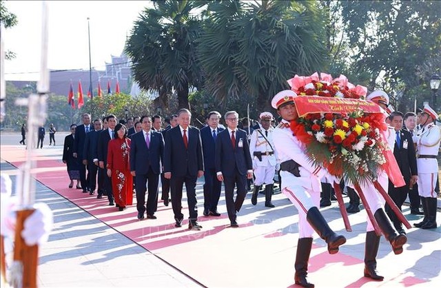 Tổng Bí thư Tô Lâm, Thủ tướng Phạm Minh Chính, Chủ tịch Quốc hội Trần Thanh Mẫn đến đặt vòng hoa tưởng niệm tại Đài tưởng niệm các chiến sĩ vô danh - Ảnh: TTXVN
