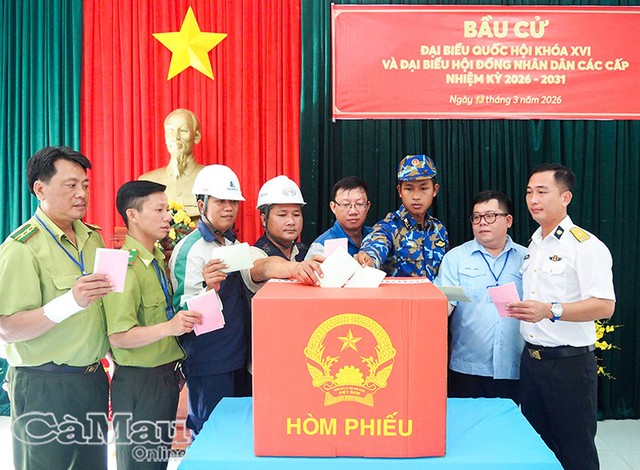 Cán bộ chiến sĩ và nhân dân trên đảo Hòn Khoai bỏ phiếu sớm vào sáng nay 13/3/2026. Ảnh: Báo Cà Mau online