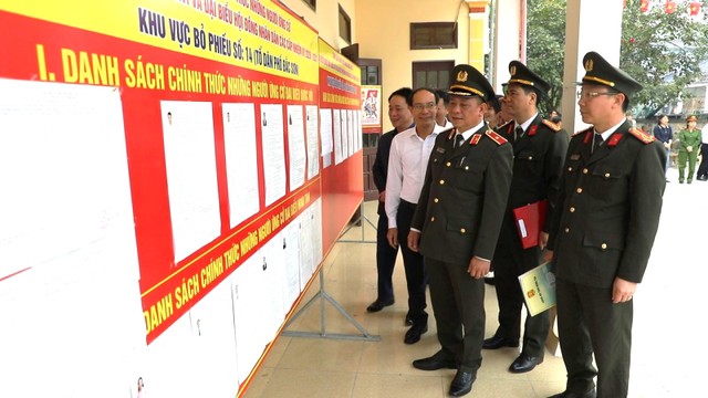 Thiếu tướng Trần Xuân Ánh, Giám đốc Công an tỉnh Hưng Yên kiểm tra công tác chuẩn bị bầu cử tại phường Vũ Phúc.