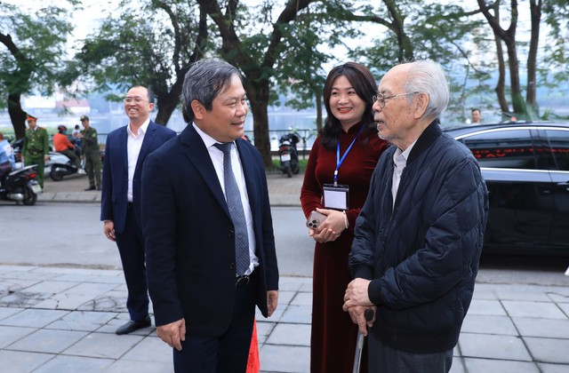 Chủ tịch UBND TP. Hà Nội Vũ Đại Thắng ân cần thăm hỏi, trò chuyện với bà con cử tri đến tham gia bỏ phiếu. Chủ tịch UBND TP. Hà Nội Vũ Đại Thắng ân cần thăm hỏi, trò chuyện với bà con cử tri đến tham gia bỏ phiếu.