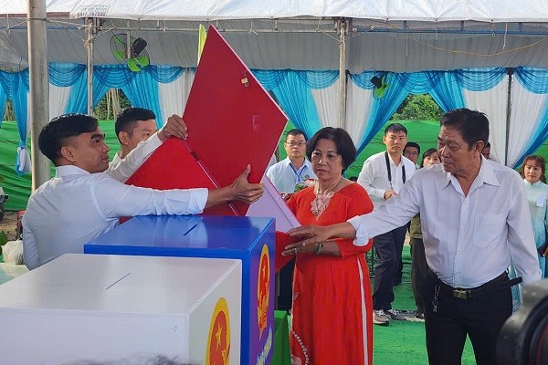 Đại diện cử tri kiểm tra thùng phiếu trước khi niêm phong.