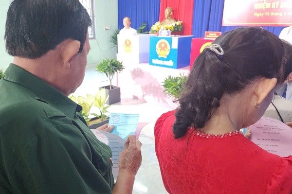 Cử tri kiểm tra lại thông tin các ứng cử viên trước khi vào buồng viết phiếu bầu.