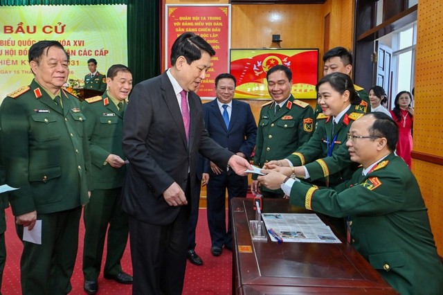 Tổ bầu cử triển khai đóng dấu "đã bỏ phiếu" vào thẻ cử tri. Tổ bầu cử triển khai đóng dấu "đã bỏ phiếu" vào thẻ cử tri.