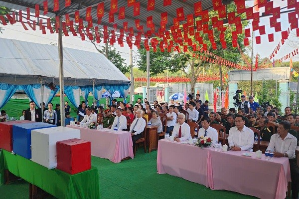 Lễ khai mạc được thực hiện nghiêm túc, đúng quy định của pháp luật.