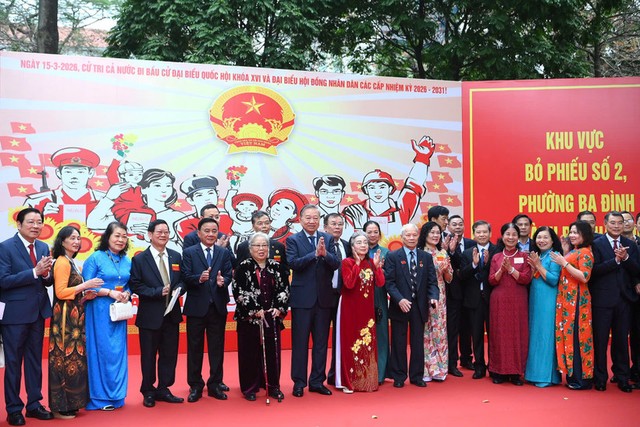 Tổng Bí thư Tô Lâm, Thường trực Ban Bí thư Trần Cẩm Tú, các đồng chí lãnh đạo và đại biểu, cử tri tại khu vực bỏ phiếu số 2, phường Ba Đình, thành phố Hà Nội.