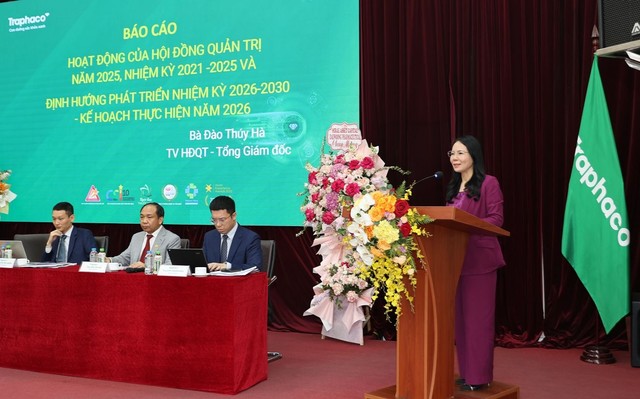 Bà Đào Thúy Hà, Tổng giám đốc Công ty cổ phần Traphaco báo cáo tại Đại hội.