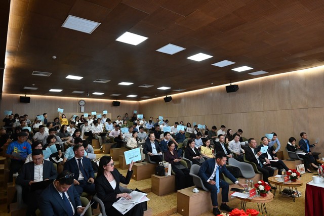 Cổ đông thông qua tất cả các tờ trình.