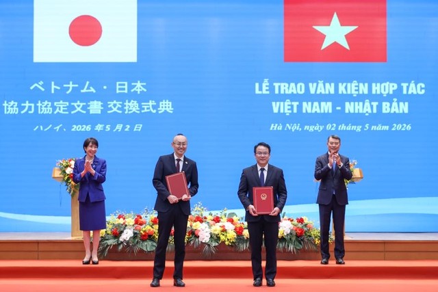 Thủ tướng Lê Minh Hưng và Thủ tướng Takaichi Sanae chứng kiến trao Thoả thuận vay (L/A) cho Dự án Phát triển nông thôn thích ứng với thiên tai giữa Chính phủ Việt Nam và Cơ quan Hợp tác quốc tế Nhật Bản (JICA).