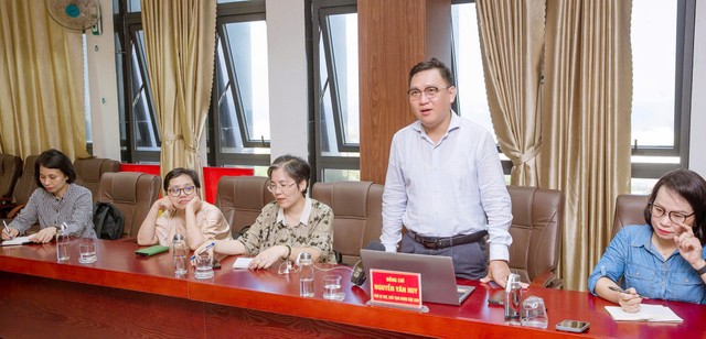 Ông Nguyễn Văn Huy, Chủ tịch UBND Đặc khu Lý Sơn chia sẻ với đoàn công tác báo chí về tình hình kinh tế - xã hội địa phương Ông Nguyễn Văn Huy, Chủ tịch UBND Đặc khu Lý Sơn chia sẻ với đoàn công tác báo chí về tình hình kinh tế - xã hội địa phương