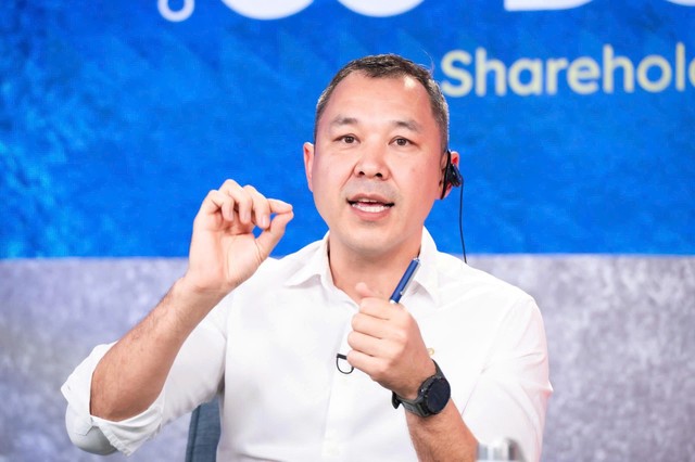 Ông Bolat Duisenov, Chủ tịch HĐQT Coteccons trả lời câu hỏi của nhà đầu tư tại sự kiện Ông Bolat Duisenov, Chủ tịch HĐQT Coteccons trả lời câu hỏi của nhà đầu tư tại sự kiện
