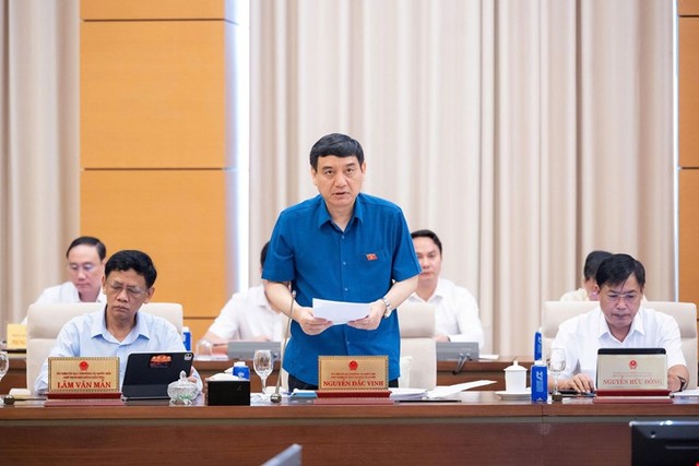 Chủ nhiệm Ủy ban Văn hóa và xã hội Nguyễn Đắc Vinh trình bày báo cáo thẩm tra - Ảnh:Mediaquochoi. Chủ nhiệm Ủy ban Văn hóa và xã hội Nguyễn Đắc Vinh trình bày báo cáo thẩm tra - Ảnh:Mediaquochoi.