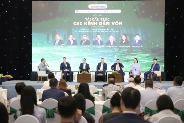 Các diễn giả trao đổi tại phiên thảo luận thứ nhất của hội thảo. Ảnh: Dũng Minh Các diễn giả trao đổi tại phiên thảo luận thứ nhất của hội thảo. Ảnh: Dũng Minh