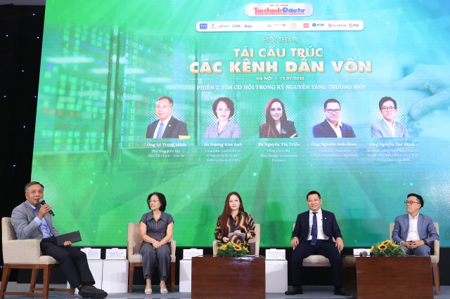 Các diễn giả chia sẻ tại phiên 2 Hội thảo Tái cấu trúc các kênh dẫn vốn. Ảnh: Dũng Minh