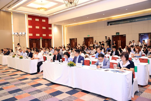 Hội thảo Tái cấu trúc các kênh dẫn vốn do Báo Tài chính - Đầu tư tổ chức sáng 15/7 thu hút hàng trăm khách mời, diễn giả, đại diện cơ quan quản lý tham dự. Ảnh: Dũng Minh Hội thảo Tái cấu trúc các kênh dẫn vốn do Báo Tài chính - Đầu tư tổ chức sáng 15/7 thu hút hàng trăm khách mời, diễn giả, đại diện cơ quan quản lý tham dự. Ảnh: Dũng Minh