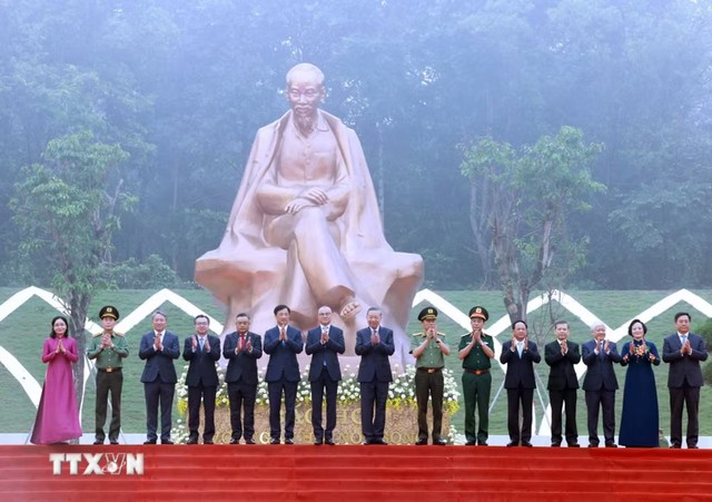 Tổng Bí thư, Chủ tịch nước Tô Lâm và các đại biểu tại Lễ khánh thành Tượng đài “Bác Hồ với Ngày hội non sông”. (Ảnh: Thống Nhất/TTXVN) Tổng Bí thư, Chủ tịch nước Tô Lâm và các đại biểu tại Lễ khánh thành Tượng đài “Bác Hồ với Ngày hội non sông”. (Ảnh: Thống Nhất/TTXVN)