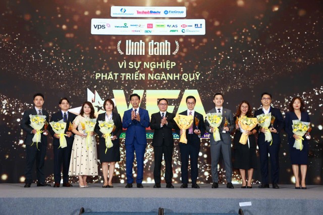 Vinh danh các quỹ ETF tiêu biểu. Ảnh: Dũng Minh Vinh danh các quỹ ETF tiêu biểu. Ảnh: Dũng Minh