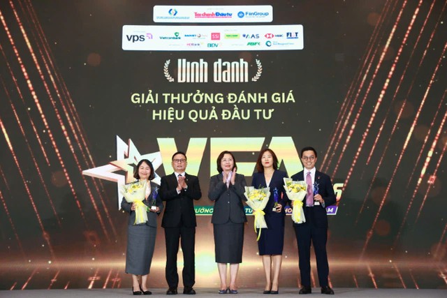 Ban tổ chức trao giải cho các quỹ có Hiệu quả kinh doanh 10 năm kỳ đánh giá 2016-2025. Ảnh: Dũng Minh Ban tổ chức trao giải cho các quỹ có Hiệu quả kinh doanh 10 năm kỳ đánh giá 2016-2025. Ảnh: Dũng Minh
