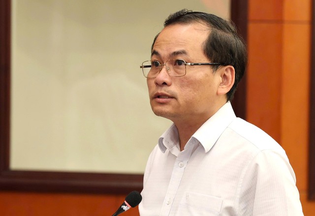 Ông Huỳnh Phạm Tuấn Anh, Phó giám đốc Sở Quy hoạch - Kiến trúc TP.HCM báo cáo tại kỳ họp. Ảnh: TT