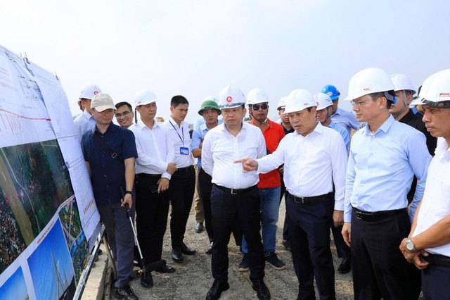 Chủ tịch UBND TP. Hà Nội Vũ Đại Thắng đốc tiến độ thực hiện Dự án đầu tư xây dựng cầu Tứ Liên và đường hai đầu cầu. Ảnh: Lê Hải. Chủ tịch UBND TP. Hà Nội Vũ Đại Thắng đốc tiến độ thực hiện Dự án đầu tư xây dựng cầu Tứ Liên và đường hai đầu cầu. Ảnh: Lê Hải.
