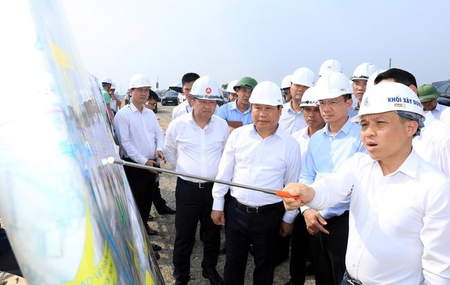 Đơn vị thi công báo cáo lãnh đạo TP. Hà Nội về tiến độ Dự án đầu tư xây dựng cầu Tứ Liên và đường dẫn hai đầu cầu. Ảnh: Lê Hải. Đơn vị thi công báo cáo lãnh đạo TP. Hà Nội về tiến độ Dự án đầu tư xây dựng cầu Tứ Liên và đường dẫn hai đầu cầu. Ảnh: Lê Hải.