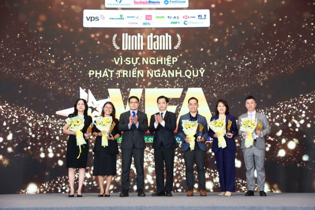 Các quỹ hưu trí tiêu biểu được vinh danh. Ảnh: Dũng Minh Các quỹ hưu trí tiêu biểu được vinh danh. Ảnh: Dũng Minh