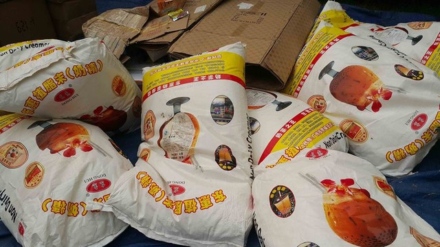 Thu giữ 10.000 gói kẹo trẻ em và 1,3 tấn phụ gia, thực phẩm không rõ xuất xứ ảnh 1